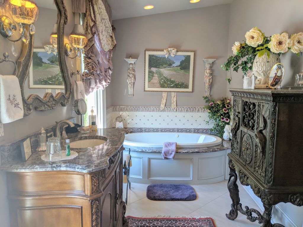 view of bathroom, tub and vanity